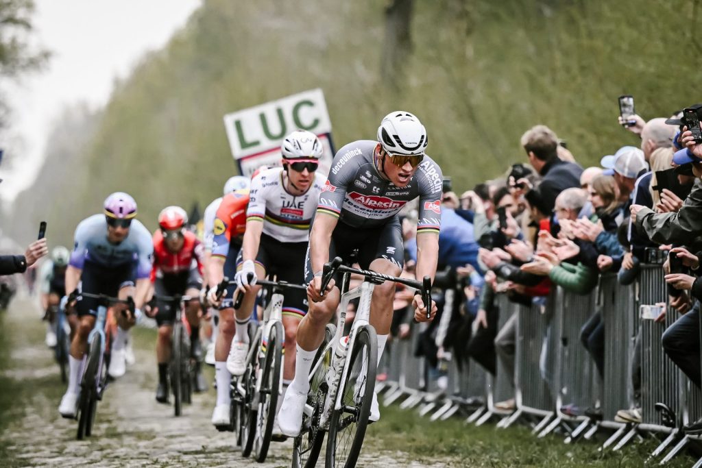 Classiche Monumento: statistiche e nazioni in trionfo aspettando le sfide del 2026 1 Pogacar e Van der Poel, il duello top della primavera di ciclismo 2025