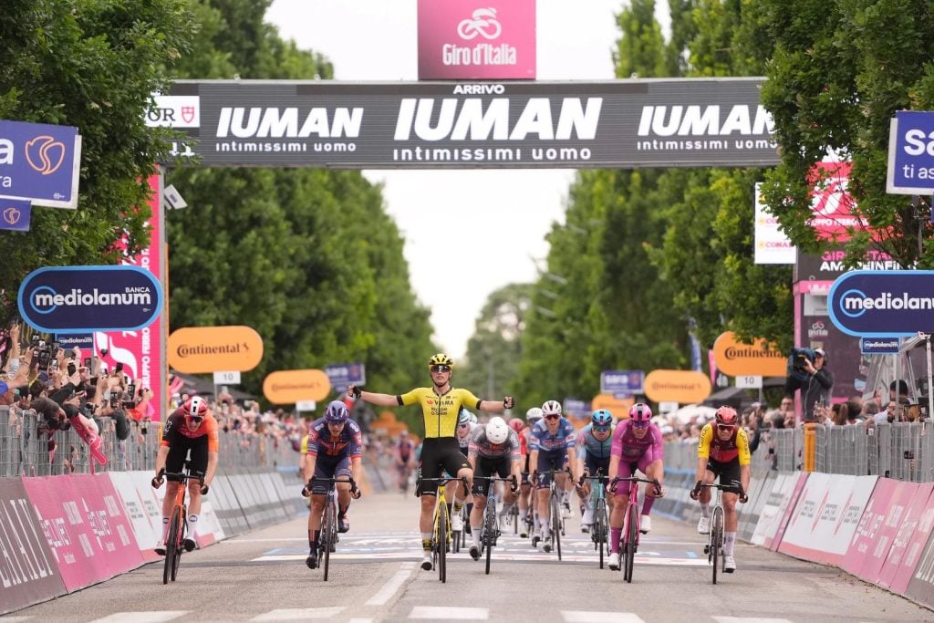 Vittoria in volata di Kooij nella Tappa 5 Tour de France 2026. Træen resta in giallo 1 Tappa 12 Giro d'Italia 2025, vittoria in volata di Kooij