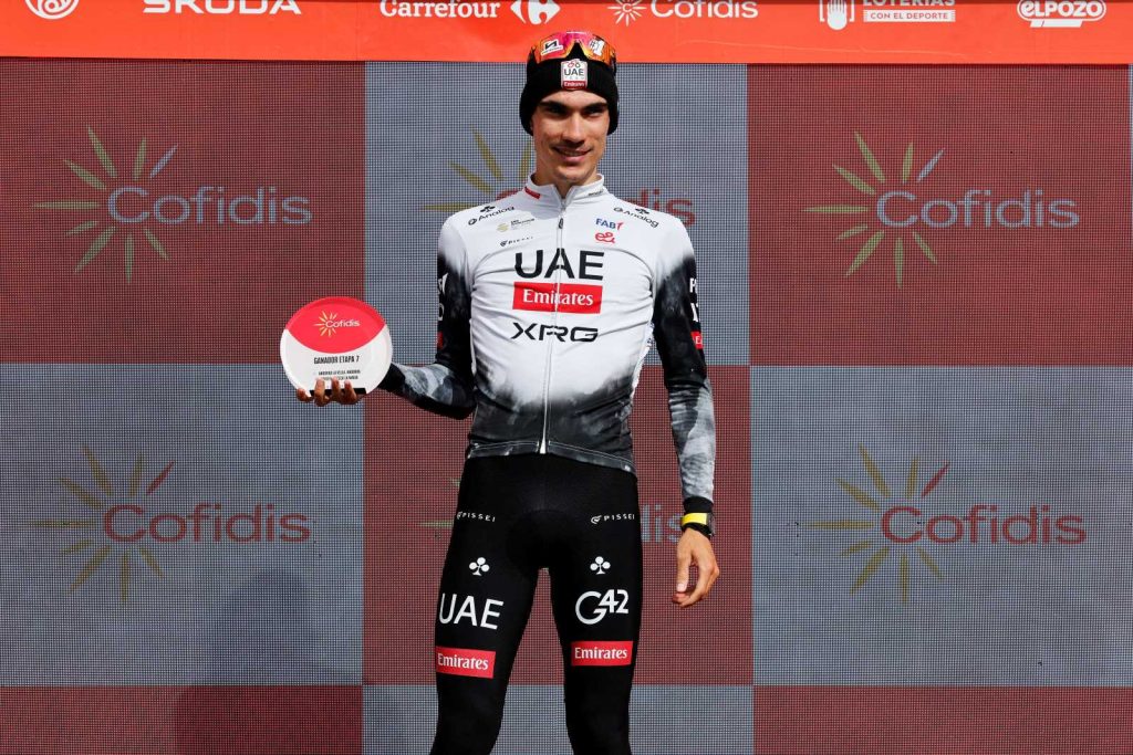 Doppietta iberica nella tappa 12 Vuelta di Spagna 2025: vittoria di Ayuso, secondo Romo 1 Tappa 7 Vuelta di Spagna 2025, vittoria di Juan Ayuso