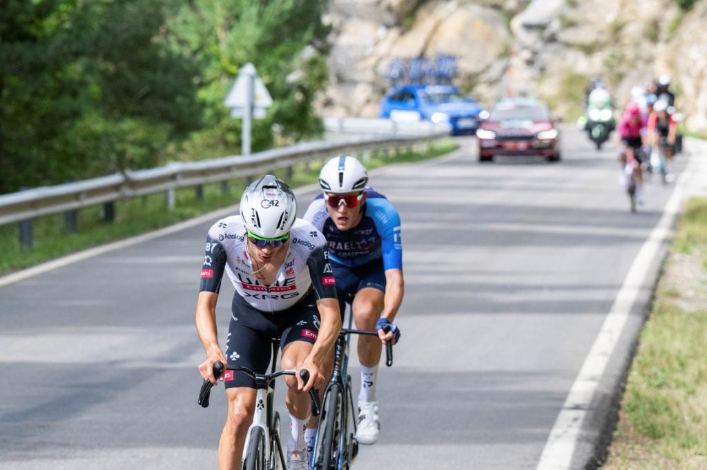 Tappa 7 Vuelta di Spagna 2025: Ayuso si riscatta e firma la settima vittoria stagionale 1 Un momento della tappa 7 Vuelta di Spagna 2025, con Frigo ancora alla ruota di Ayuso nella salita finale