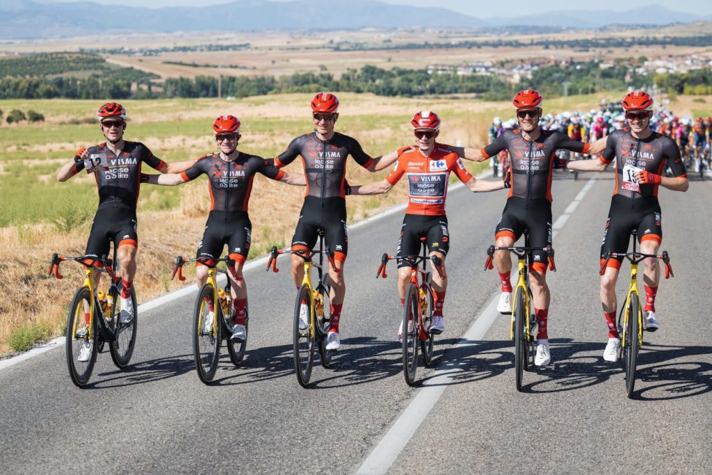 Il trionfo alla Vuelta di Spagna 2025 è il terzo di Jonas Vingegaard in un Grande Giro 1 Jonas Vingegaard trionfo Vuelta di Spagna 2025 con i compagni di squadra