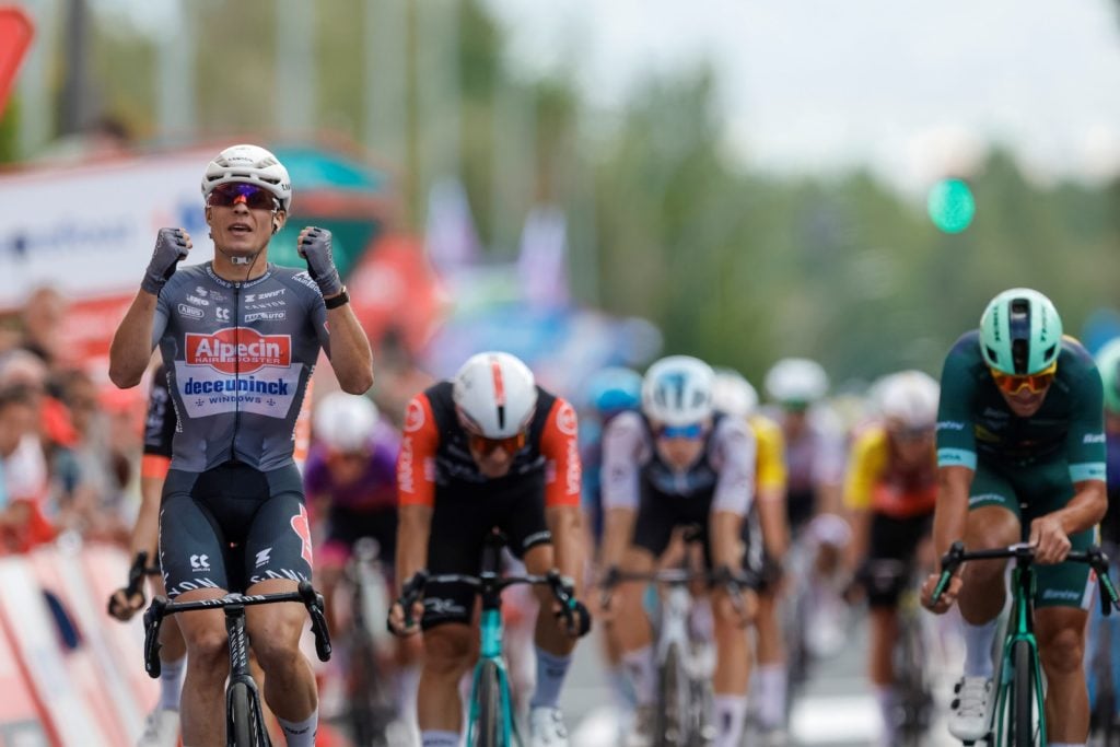 Spettacolare tris di Philipsen nella tappa 19 Vuelta di Spagna 2025 1 Tappa 19 Vuelta di Spagna 2025, tris vincente di Jasper Philipsen