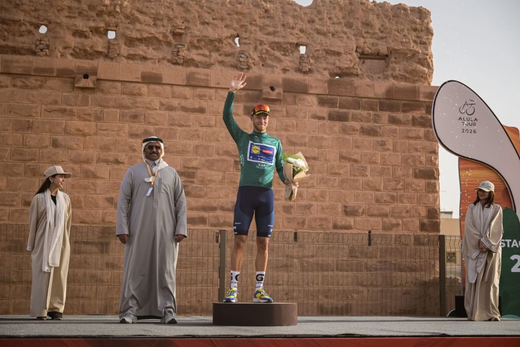 Tappa 2 AlUla Tour 2026: splendido bis di Jonathan Milan 1 Jonathan Milan sul podio dopo la vittoria della tappa 2 AlUla Tour 2026