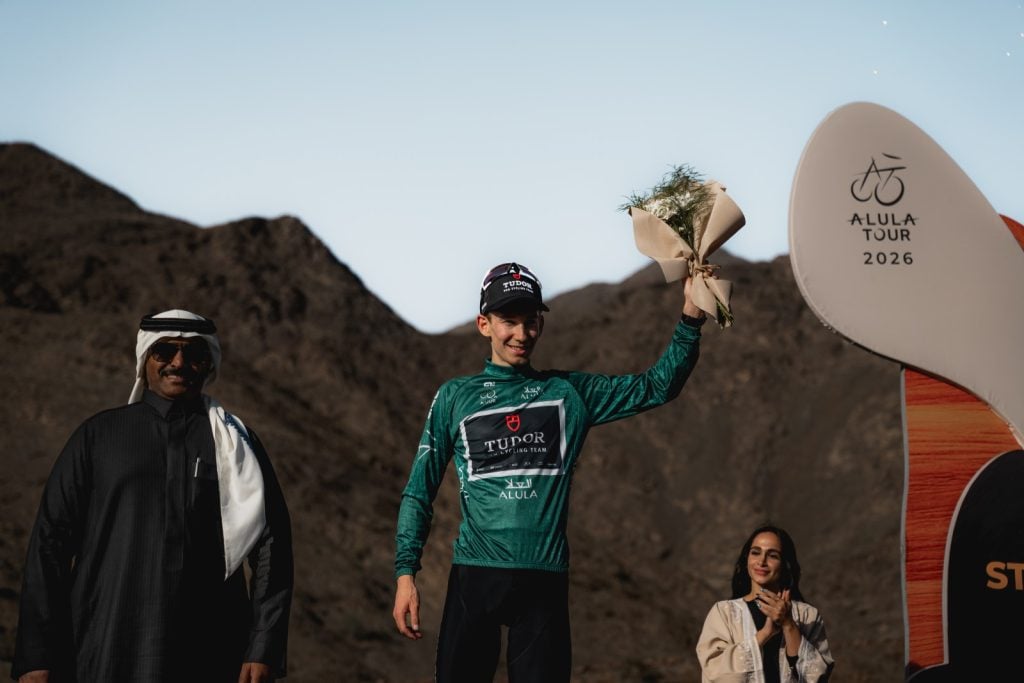 Tappa 3 AlUla Tour 2026: vittoria e primato in classifica per lo svizzero Voisard 1 Yannis Voisard sul podio dopo il successo nella tappa 4 AlUla Tour 2026