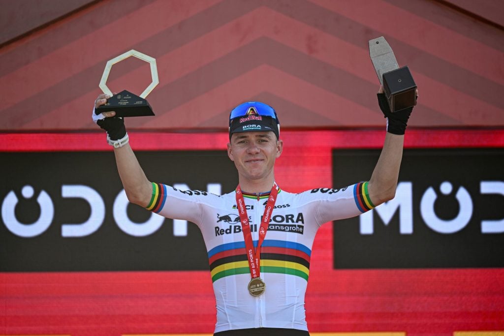 Trionfo di Evenepoel all'Amstel Gold Race 2026 battendo Skjelmose. Sul podio anche Cosnefroy 1 Tappa 2 UAE Tour 2025, premiazione Remco Evenepoel dopo la vittoria nella crono