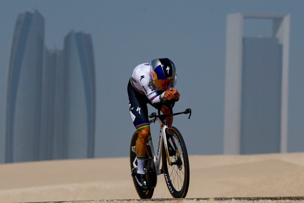 Tappa 2 UAE Tour 2026: trionfo a cronometro e primato in classifica per Remco Evenepoel 1 Tappa 2 UAE Tour 2026, Remco Evenepoel domina la cronometro