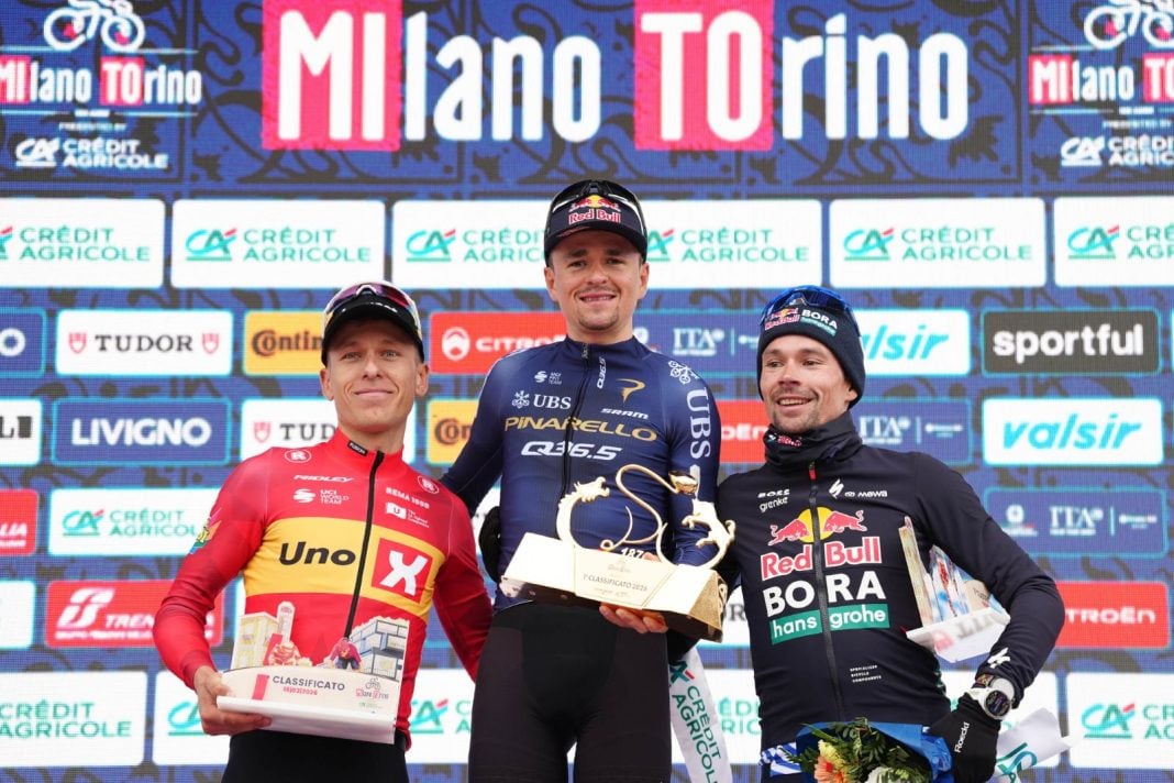 Il podio della Milano Torino 2026, vinta da Pidcock