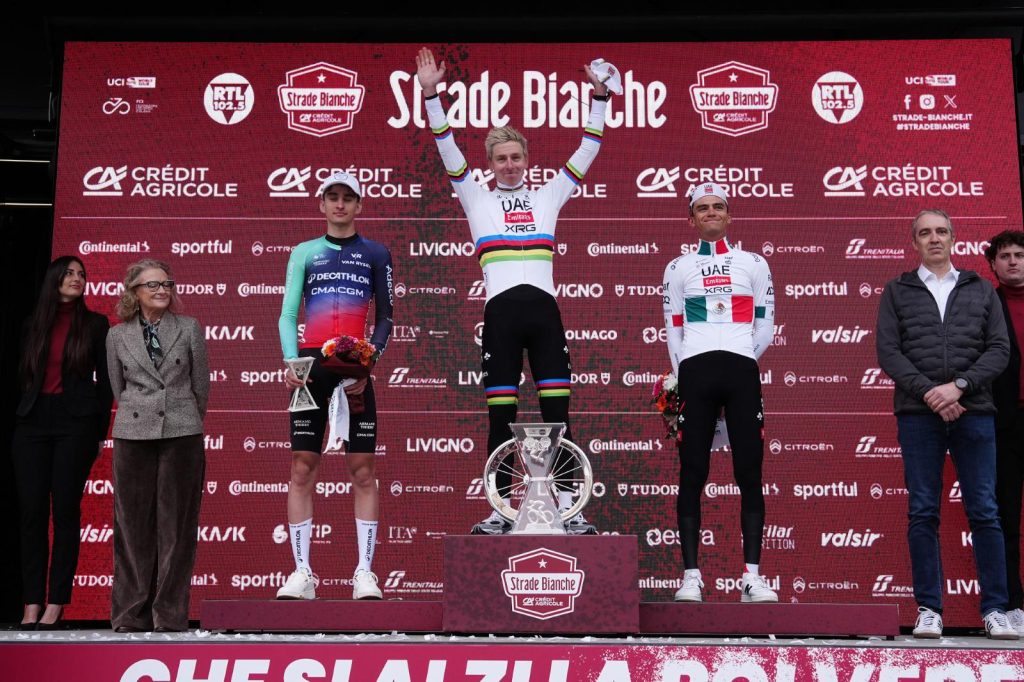 Pogacar in trionfo alla Strade Bianche 2026. Lo sloveno è il primo di sempre a firmare il poker 1 Il podio della Strade Bianche 2026