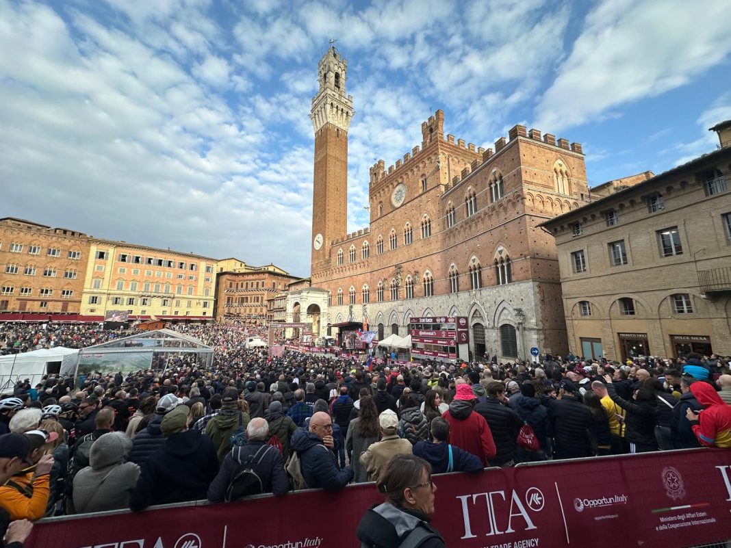 Interviste video Strade Bianche 2026, veduta di Piazza del Campo poco prima dell'arrivo