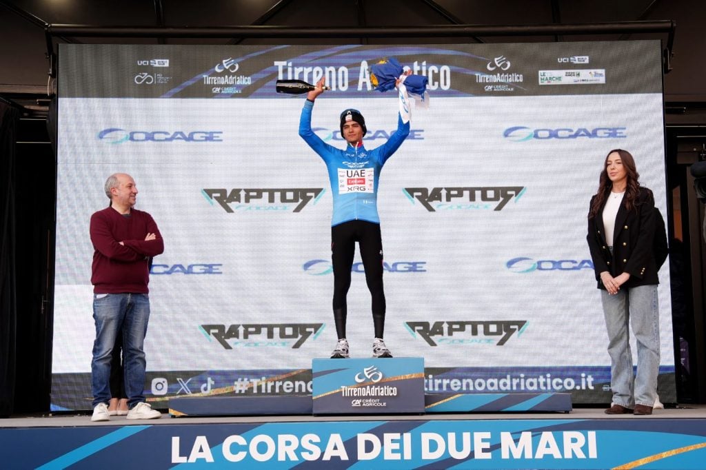 Tappa 6 Tirreno Adriatico 2026: Del Toro vince e ipoteca il trionfo finale. Pellizzari resta secondo 1 Isaac Del Toro festeggia la vittoria nella tappa 6 Tirreno Adriatico 2026