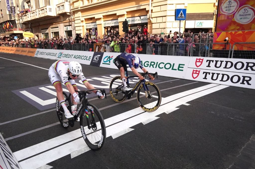 Pogacar fenomenale alla Milano Sanremo 2026: cade, rientra, attacca e vince in maglia iridata 1 La volata vincente di Tadej Pogacar alla Milano Sanremo 2026