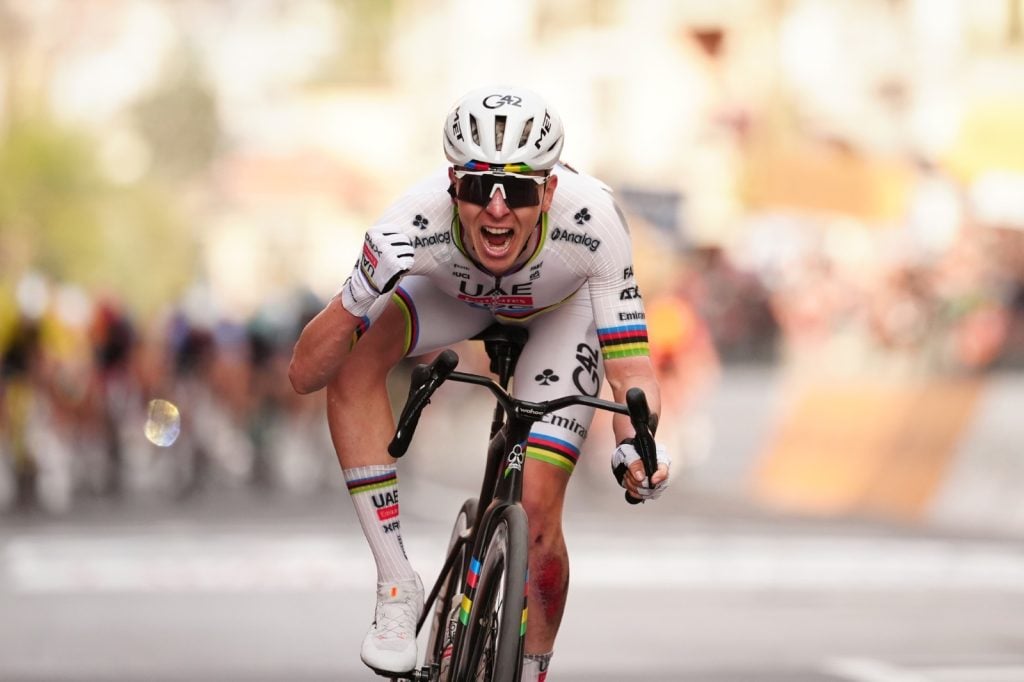 Pogacar fenomenale alla Milano Sanremo 2026: cade, rientra, attacca e vince in maglia iridata 2 Milano Sanremo 2026, impresa straordinaria di Tadej Pogacar