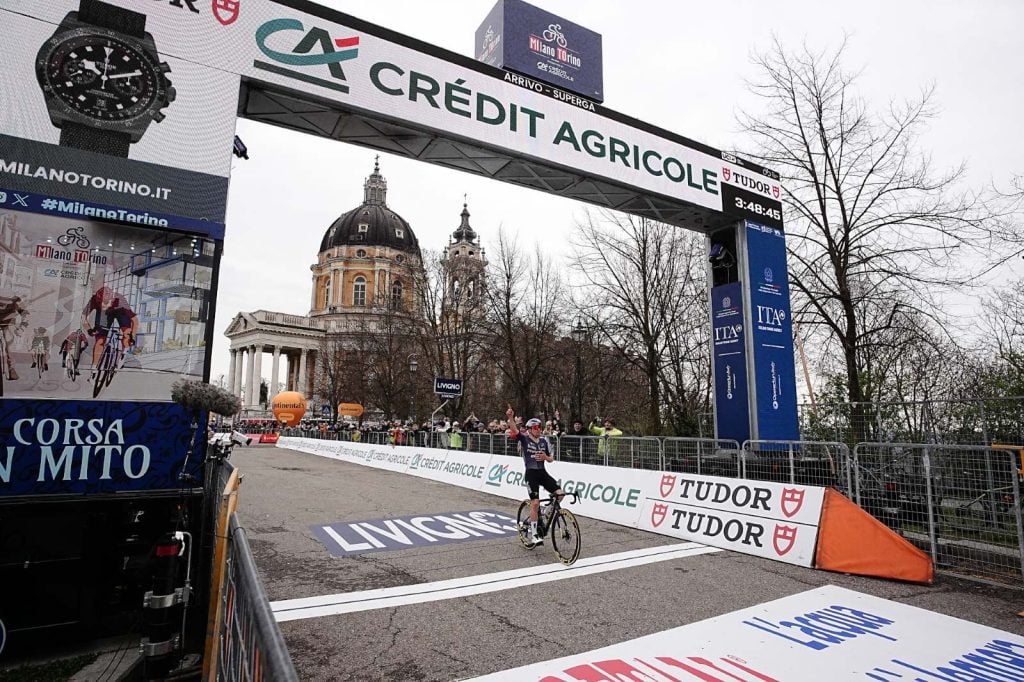 Pidcock firma la Milano Torino 2026: seconda vittoria britannica nella storia della corsa 1 Milano Torino 2026, vittoria di Thomas Pidcock