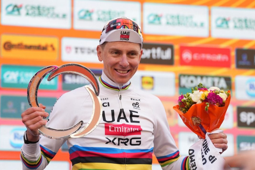 Tadej Pogacar festeggia il successo alla Milano Sanremo 2026