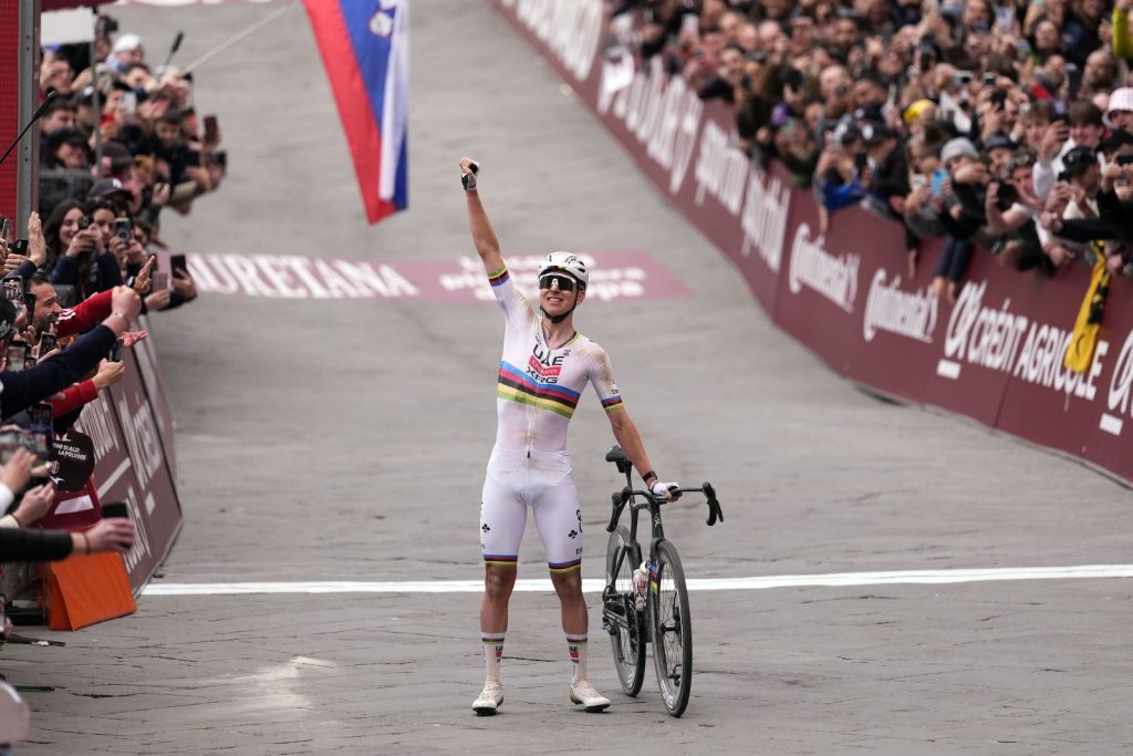 Interviste video Strade Bianche 2026: le parole di Pellizzari, Zana, Bettiol, Conca e Vendrame 1 Tadej Pogacar ha vinto la Strade Bianche 2026