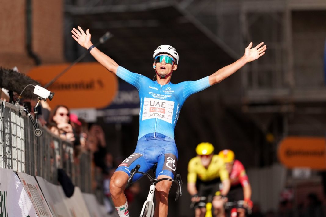 Tappa 6 Tirreno Adriatico 2026, vittoria in maglia azzurra di Isaac Del Toro