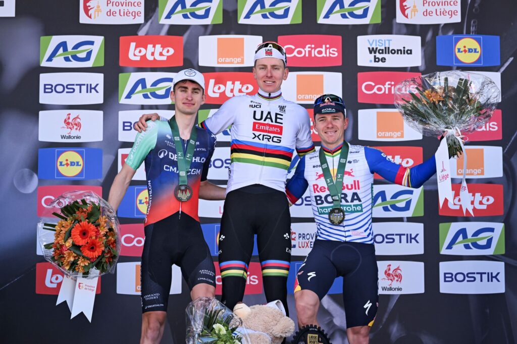 Liegi Bastogne Liegi 2026: Pogacar centra la quarta vittoria alla Doyenne e sale a 13 Monumento 1 Il podio della Liegi Bastogne Liegi 2026