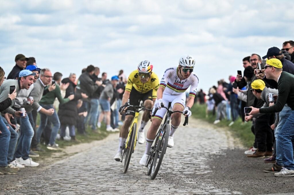 Van Aert in trionfo alla Parigi Roubaix 2026 davanti a Pogacar. Che impresa del belga! 1 La sfida tra Pogacar e Van Aert alla Parigi - Roubaix 2026