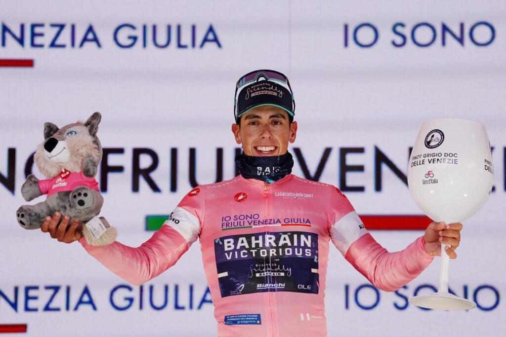 Tappa 5 Giro d'Italia 2026: Arrieta festeggia la vittoria, Eulalio è la nuova maglia rosa 1 Afonso Eulalio in maglia rosa dopo la tappa 5 Giro d'Italia 2026