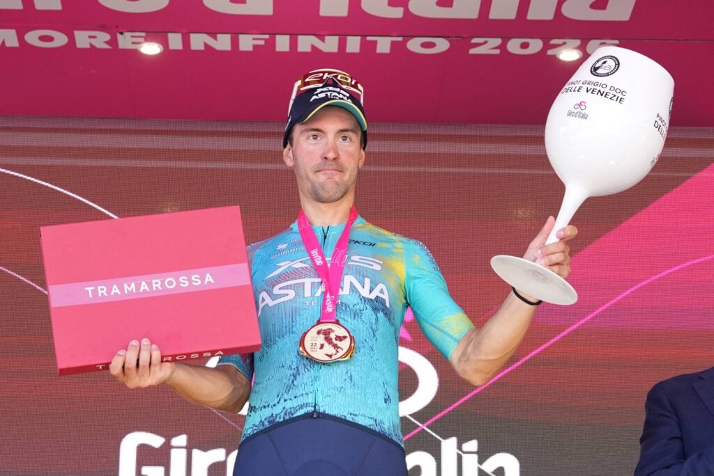 Splendida vittoria di Bettiol nella tappa 13 Giro d'Italia 2026. È il terzo successo azzurro di questa edizione 1 Alberto Bettiol sul podio dopo il successo nella tappa 13 Giro d'Italia 2026