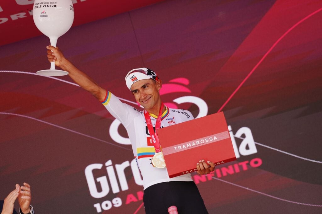 Jhonatan Narvaez sul podio dopo la vittoria nella tappa 11 Giro d'Italia 2026