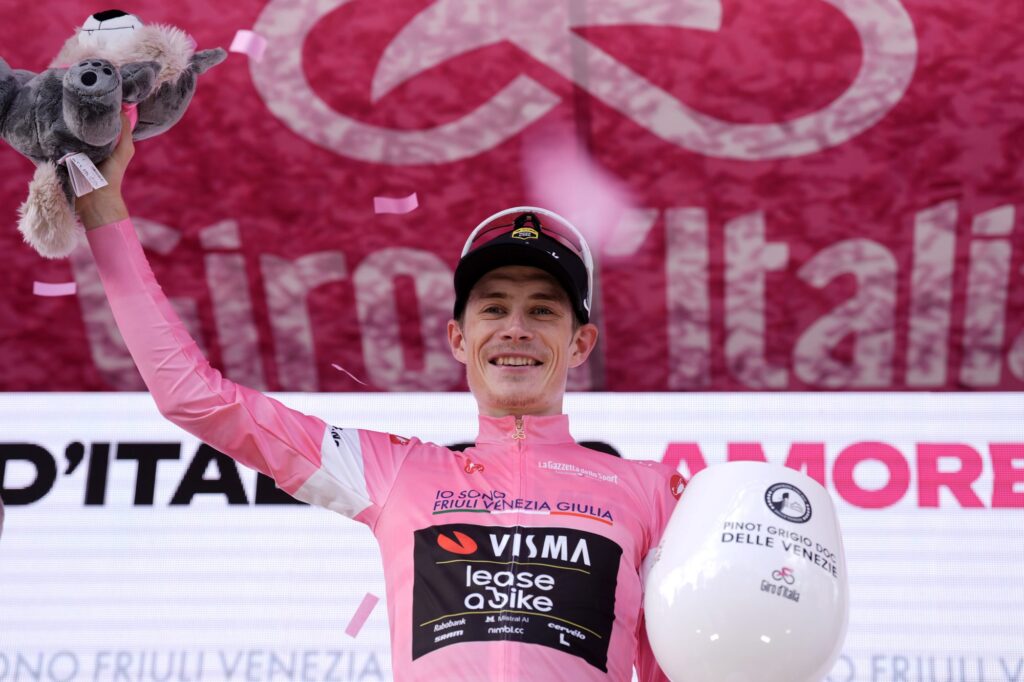 Tappa 16 Giro d'Italia 2026: Vingegaard domina a Carì e ipoteca la vittoria finale 1 Jonas Vingegaard consolida la maglia rosa dopo la tappa 16 Giro d'Italia 2026