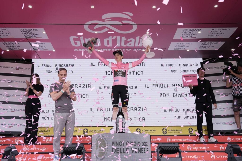 Vingegaard domina la tappa 20 Giro d'Italia 2026 e domani festeggerà la vittoria finale 2 Jonas Vingegaard in maglia rosa dopo la tappa 20 Giro d'Italia 2026