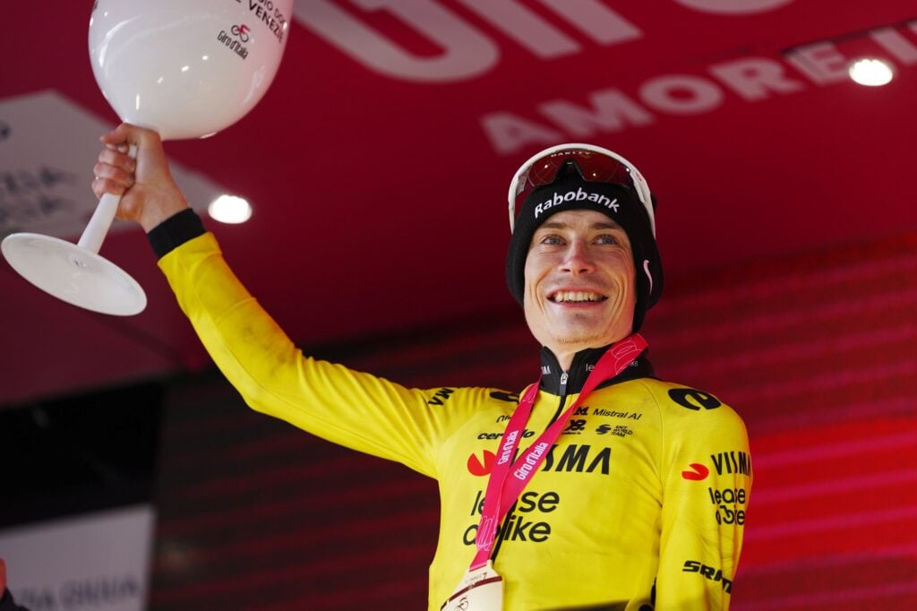 Vingegaard in trionfo nella tappa 7 Giro d'Italia 2026. Per il danese prima gioia alla Corsa Rosa 1 Jonas Vingegaard sul podio festeggia la prima vittoria in carriera al Giro d'Italia