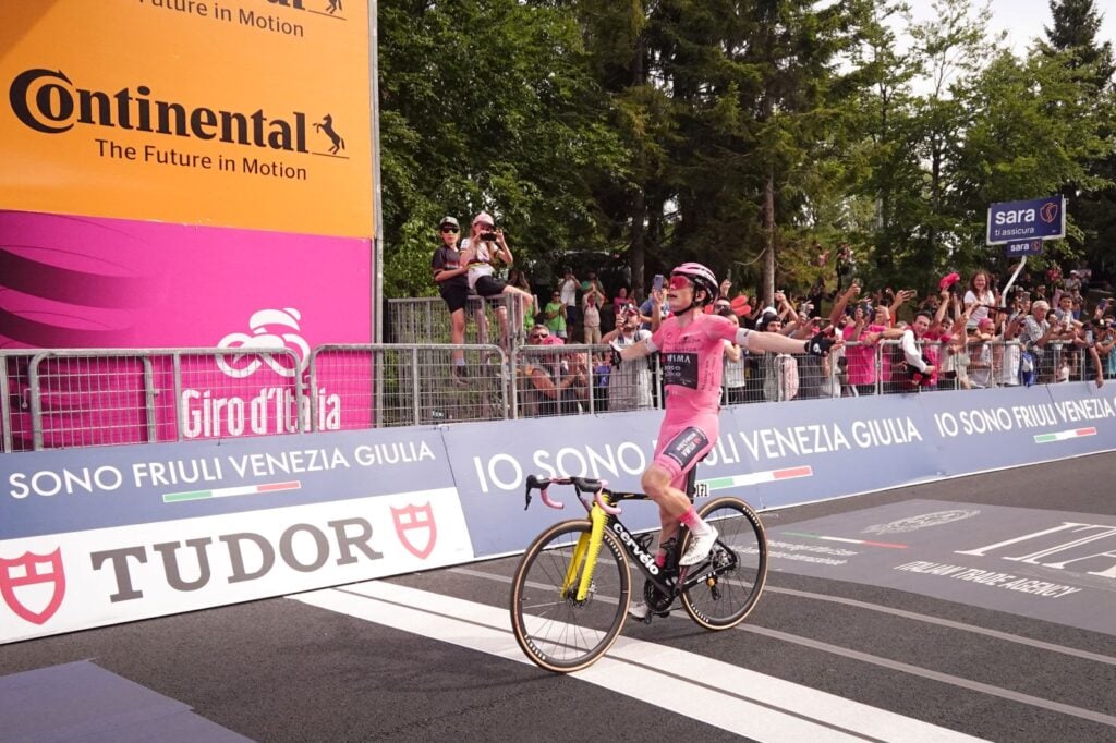 Vingegaard domina la tappa 20 Giro d'Italia 2026 e domani festeggerà la vittoria finale 1 La gioia di Jonas Vingegaard, vincitore della tappa 20 Giro d'Italia 2026