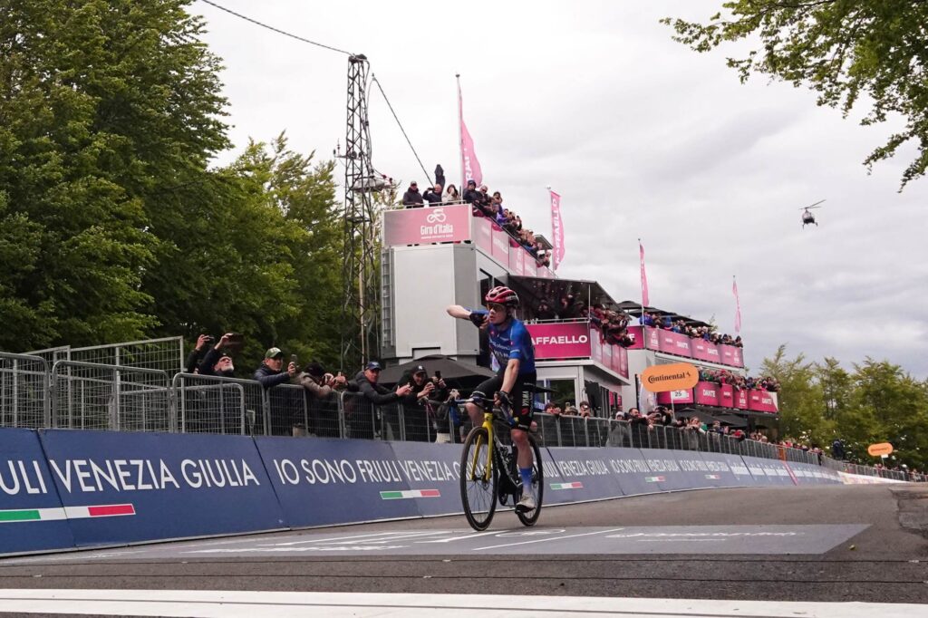 Tappa 9 Giro d'Italia 2026: Vingegaard firma la seconda vittoria, Eulalio difende la maglia rosa 1 La vittoria di Vingegaard a Corno alle Scale nella tappa 9 Giro d'Italia 2026