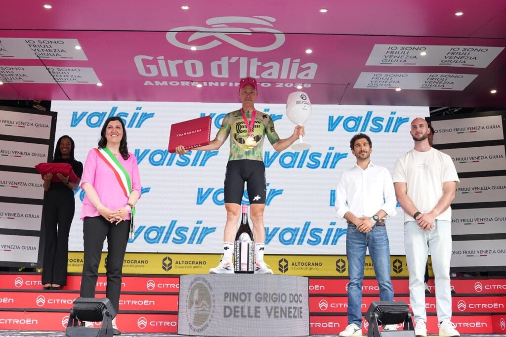 Michael Valgren sul podio dopo la vittoria nella tappa 17 Giro d'Italia 2026