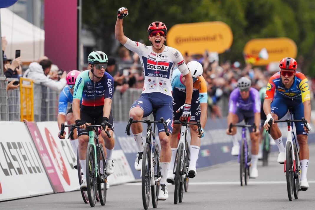 Tappa 1 Giro d'Italia 2026, la volata vincente di Paul Magnier