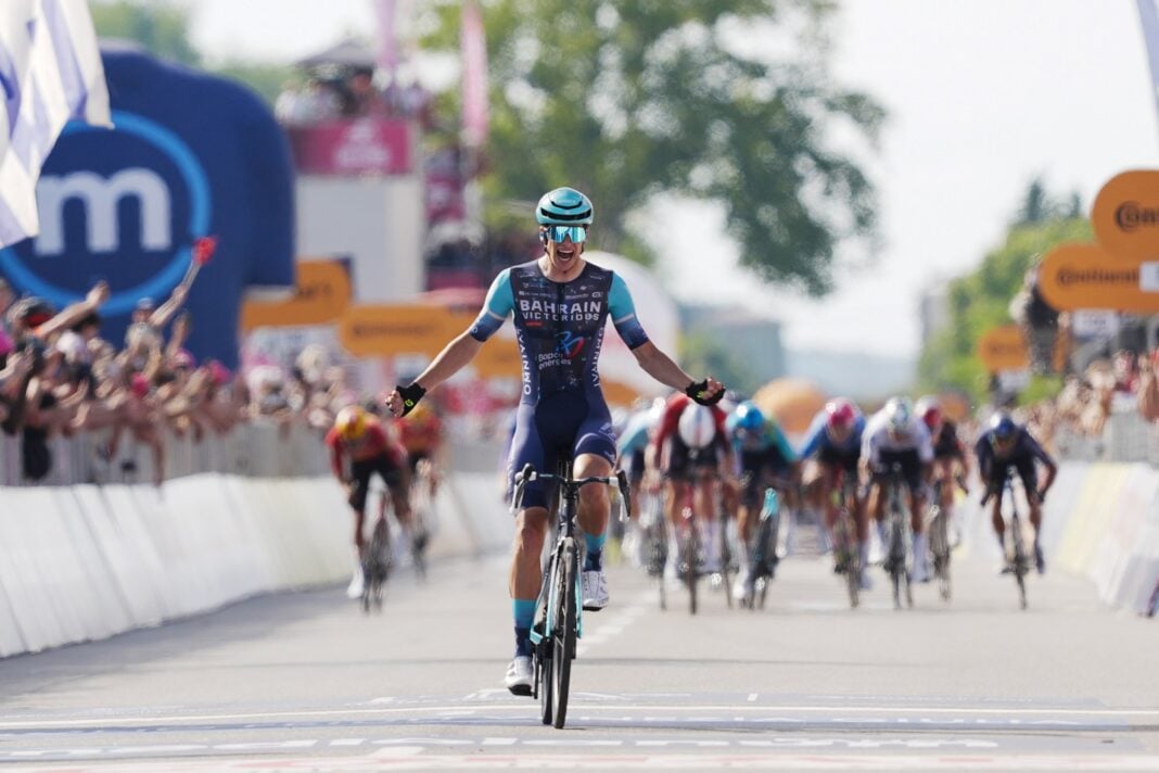 Tappa 12 Giro d'Italia 2026, stoccata vincente di Alec Segaert