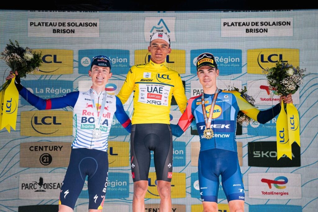 Vittoria di Grégoire nella tappa 2 Giro di Svizzera 2026. Pogacar allunga in classifica 3 Il podio finale del Giro del Delfinato 2026