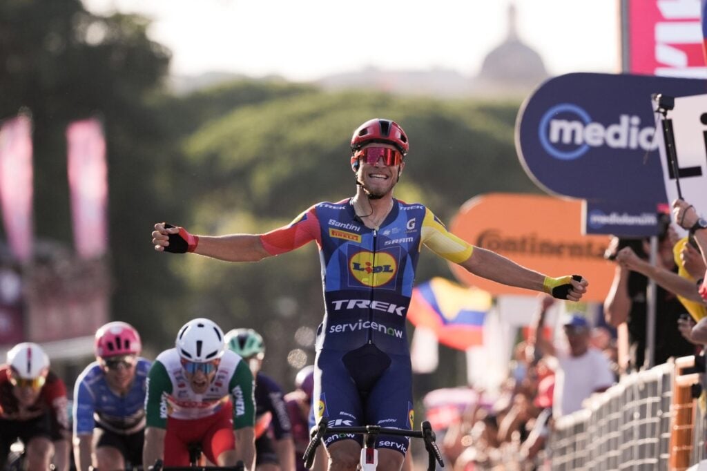 Tappa 21 Giro d'Italia 2026, successo in volata di Jonathan Milan
