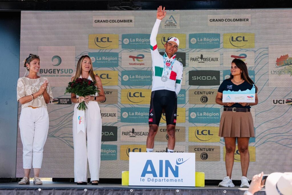Tappa 7 Giro del Delfinato 2026: meraviglioso assolo di Del Toro. Tuckwell difende la maglia gialla 1 tappa 7 Giro del Delfinato 2026, il messicano Isaac Del Toro sul podio