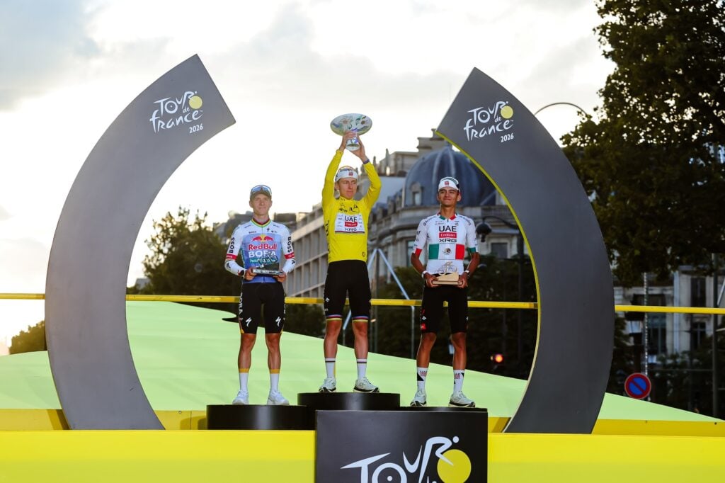 Il podio del Tour de France 2026 vinto da Tadej Pogacar davanti a Remco Evenepoel e Isaac Del Toro
