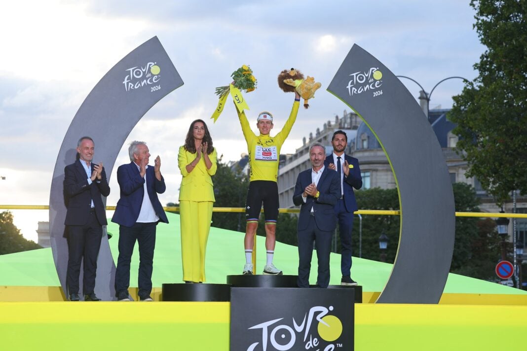 Tadej Pogacar festeggia il trionfo finale al Tour de France 2026