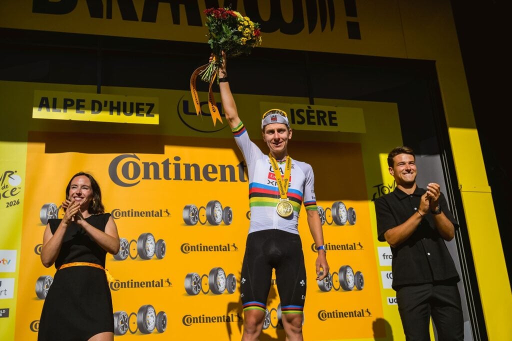 Tadej Pogacar sul podio dopo il successo nella tappa 19 Tour de France 2026