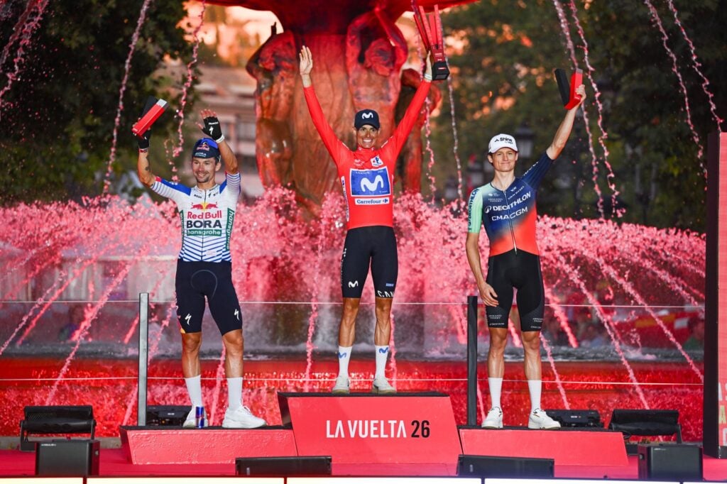 Mas festeggia il trionfo alla Vuelta di Spagna 2026, Johannessen vince l'ultima tappa 1 Il podio finale della Vuelta di Spagna 2026, vinta da Enric Mas