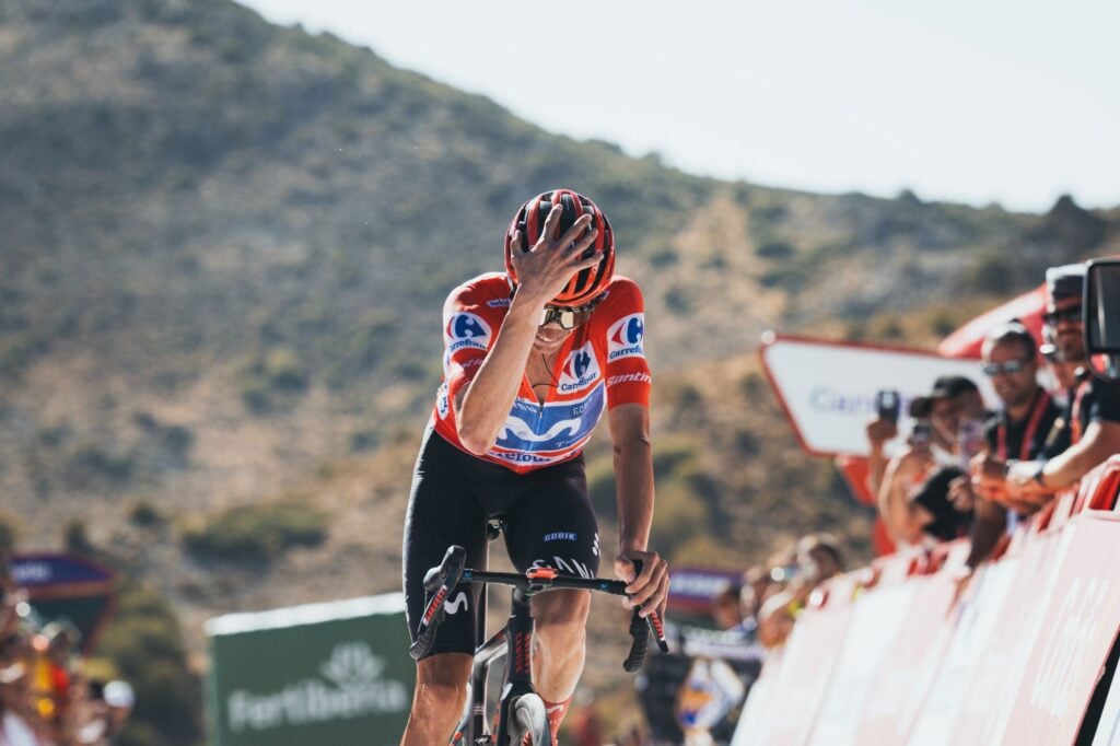 Landa vince la tappa 20 della Vuelta di Spagna 2026, Mas si assicura il trionfo finale 1 La gioia di Enric Mas dopo la penultima tappa, quella che certifica il trionfo alla Vuelta di Spagna 2026