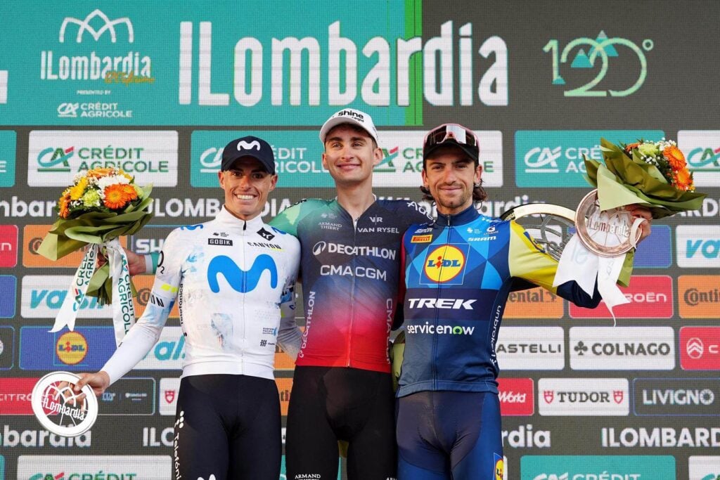 Giro di Lombardia 2026: trionfo di Paul Seixas. Il francese è il più giovane vincitore di sempre 2 Il podio del Giro di Lombardia 2026, vinto da Paul Seixas