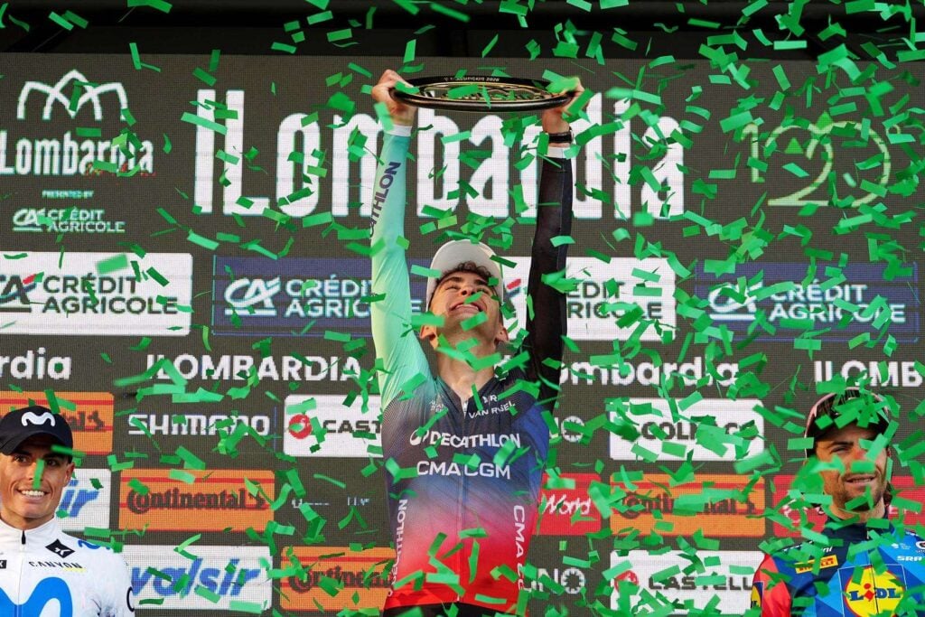 Giro di Lombardia 2026: trionfo di Paul Seixas. Il francese è il più giovane vincitore di sempre 1 La festa di Paul Seixas, vincitore del Giro di Lombardia 2026